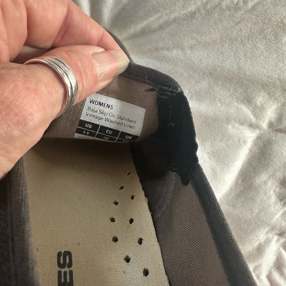 2 pair used Seavees baja slip magenta and black - Picture 2 of 6